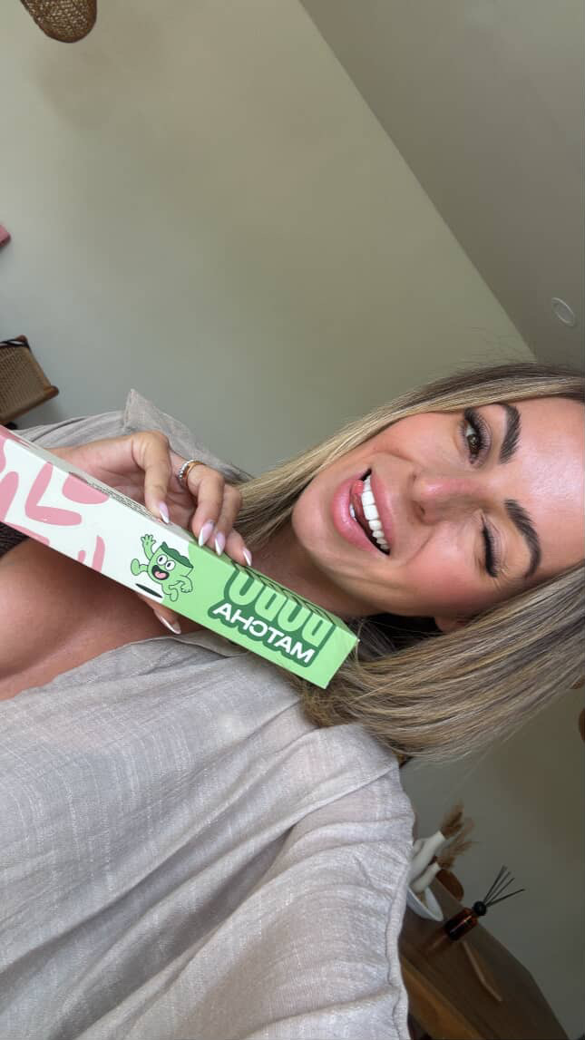Avis client capsules matcha - Hillary boit son latte matcha Bobo Matcha